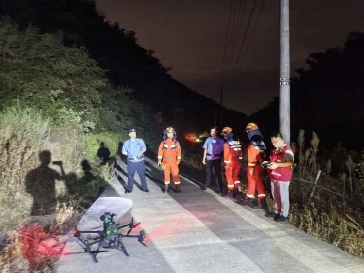 人机, 民警谢黎带, 被困