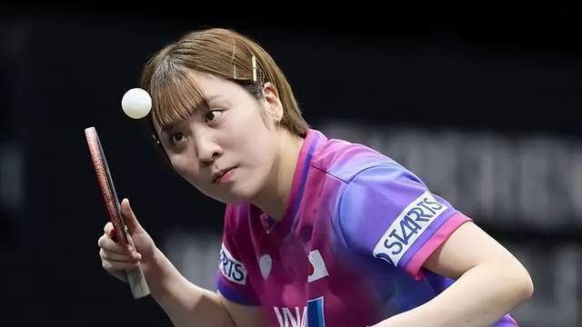 她兴奋地描 她兴奋地描