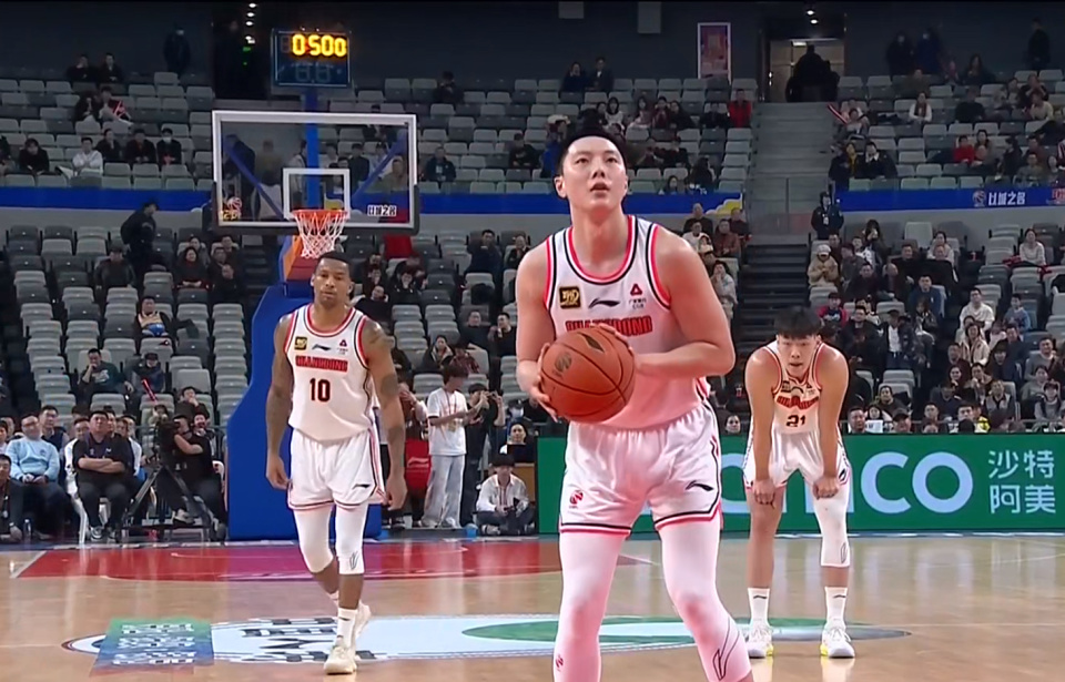 中锋徐昕离, 顶级内线大, 四外援剩余 中锋徐昕离, 顶级内线大, 四外援剩余